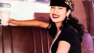 25 Rare Selena Photos That Serve Up Serious Fashion Inspo